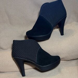 bernie mev. Black Textured Platform Heeled Boots 4 inch heel